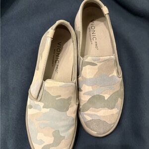 Vionic Pro Gray Camo Slip-On Shoes size 6.5